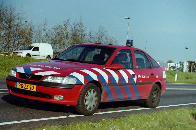 Kenteken: PG-ZZ-10 Roepnummer: 798 Type voertuig: DA Merk &amp; Type: Opel Vectra 1,8XE Opbouw: Bouwjaar: 1996 In dienst: 1996