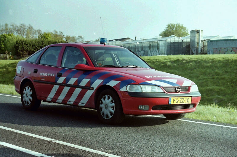 Kenteken: PG-ZZ-10 Roepnummer: 798 Type voertuig: DA Merk &amp; Type: Opel Vectra 1,8XE Opbouw: Bouwjaar: 1996 In dienst: 1996