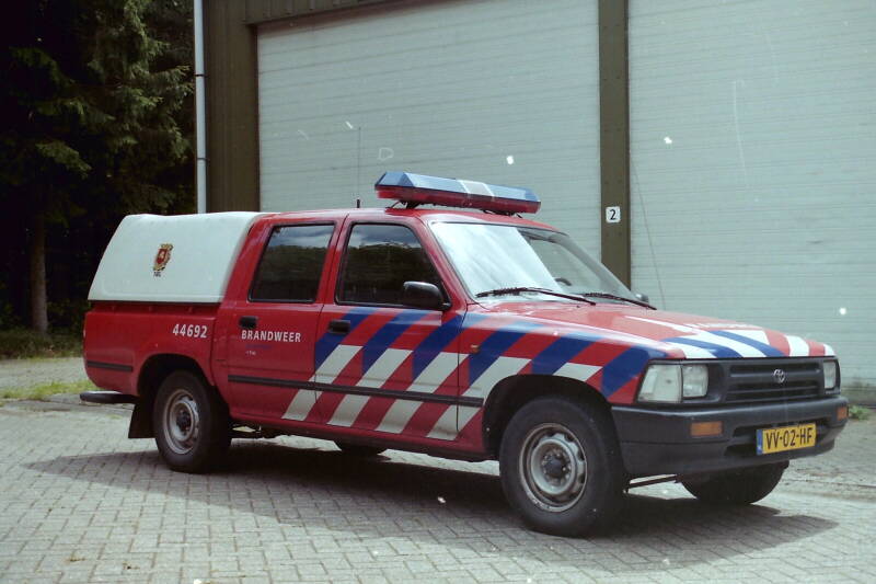 Kenteken: VV-02-HF Roepnummer: 44-692 > 08-8002 Type voertuig: PM5 Merk &amp; Type: Toyota HiLux 2,4DSL Opbouw: Bouwjaar: 1993 In dienst: 1995 Uit dienst: 2010. Regionaal voertuig
