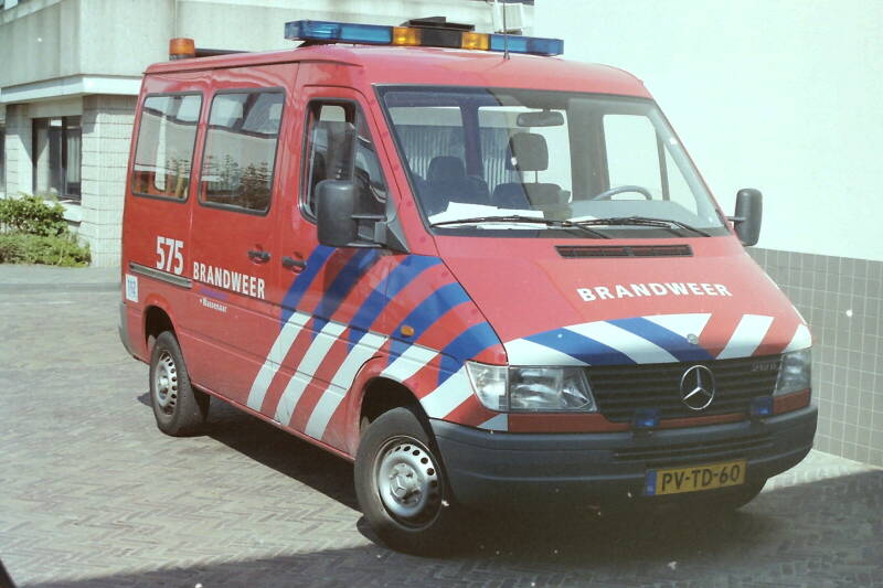 Kenteken: PV-TD-60 Roepnummer: 575 Type voertuig: PM7 Merk &amp; Type: Mercedes Benz 212D30 Opbouw: Bouwjaar: 1996 In dienst: 1996 Uit dienst: 2006