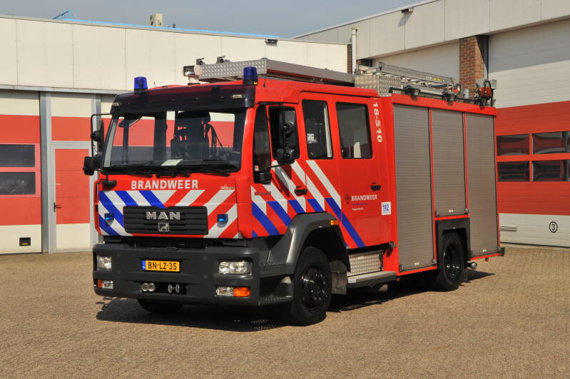Kenteken: BN-LZ-35 Roepnummer: 535 > 18-510 > 18-6931 Type voertuig: TS. LD3250 HD240 T1500 Merk &amp; Type: MAN 14.255LLLF Opbouw: HDS-Godiva Bouwjaar: 2003 In dienst: 2003 Uit dienst: 2021