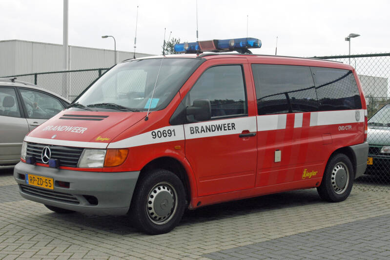 Kenteken: RP-ZD-55 Roepnummer: 90-691 Type voertuig: DA-OVD Merk &amp; Type: Mercedes Benz 110D39[Vito] Opbouw: Bouwjaar: 1997 In dienst: 1997 Uit dienst: 2005 Standplaats: Kerkrade