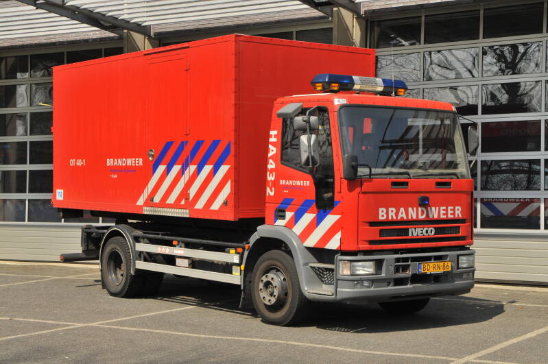 Kenteken: BD-RN-86 Roepnummer: HA46-1 Type voertuig: HA Merk &amp; Type: Iveco ML130E18[Eurocargo] Opbouw: Leebur Bouwjaar: 1995 In dienst: 20.. Uit dienst: 20.. Standplaats: Rotterdam-Groene Thuin Cluster / District: v/m district Zuid > cluster IJsselmonde