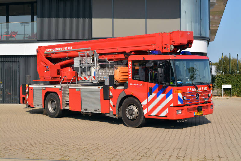 Kenteken: BP-VB-43 Roepnummer: 24-3351 Type voertuig: HW-27 Merk &amp; Type: Mercedes Benz 1833LLF45[Econ] Opbouw: Bronto Bouwjaar: 2005 In dienst: 2013 Uit dienst: Standplaats: Sittard-Middenweg