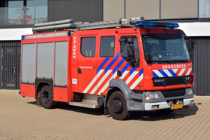 Kenteken: BP-XJ-31 Roepnummer: 90-740 > 24-4241 Type voertuig: TS7 LD2800 HD265 T2000 Merk &amp; Type: DAF FF.LF55.250-15CD380 Opbouw: Ziegler Brandweertechniek Bouwjaar: 2005 In dienst: 2005 Uit dienst: 2020 Standplaats: Brunssum