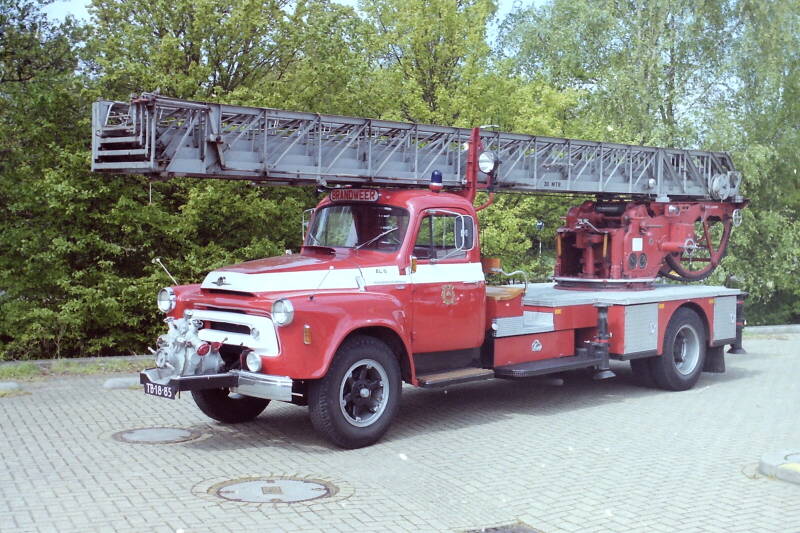 Kenteken: TB-18-85 Roepnummer: 605 > 556 Type voertuig: AL-30 [LD2600] Merk &amp; Type: International S172 Opbouw: Metz Bouwjaar: 1958 In dienst: 1980 Uit dienst: 1991. Opmerkingen: In bruikleen brandweer den Haag [voorbouw-pomp tijdelijk verwijderd] in 1991 
