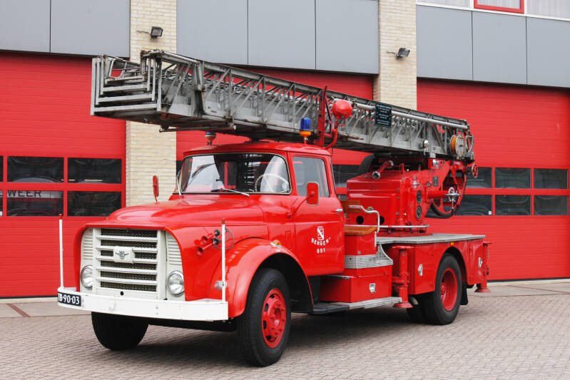 Kenteken: TB-90-03 Roepnummer: 651 Type voertuig: AL-25+2 Merk &amp; Type: Daf A13BA413 Opbouw: Metz Bouwjaar: 1960 In dienst: 1984 Uit dienst: 2000 Opmerkingen: Overgenomen van brandweer Hoogezand-Sappemeer. 