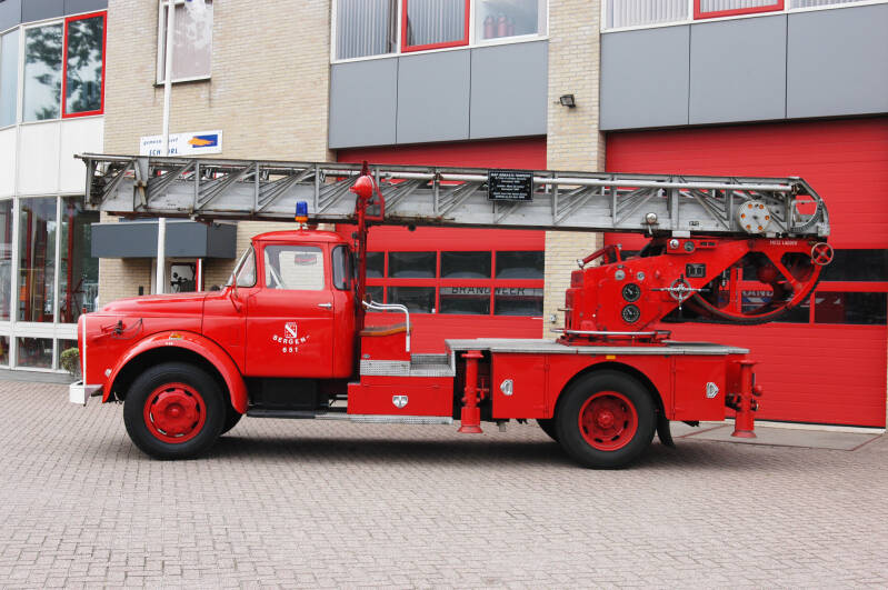 Kenteken: TB-90-03 Roepnummer: 651 Type voertuig: AL-25+2 Merk &amp; Type: Daf A13BA413 Opbouw: Metz Bouwjaar: 1960 In dienst: 1984 Uit dienst: 2000 Opmerkingen: Overgenomen van brandweer Hoogezand-Sappemeer. 
