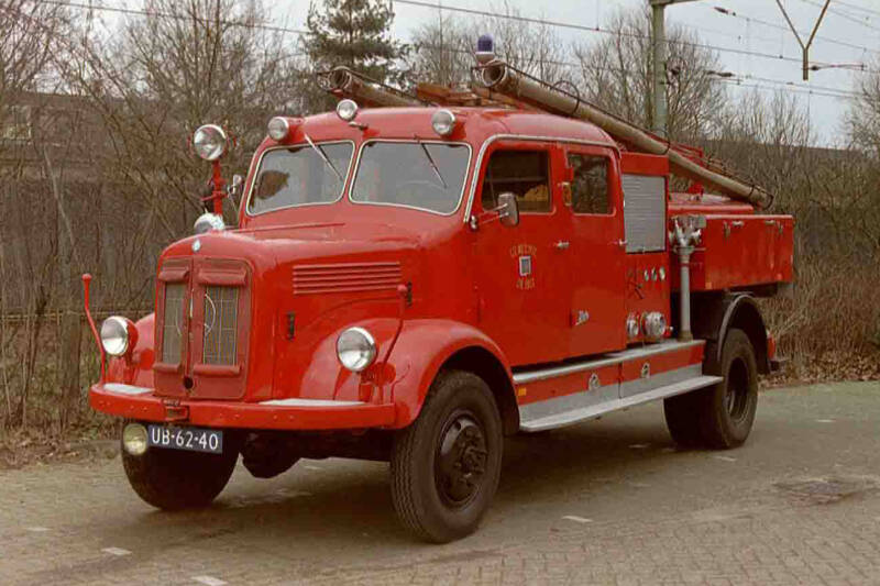 Kenteken: UB-62-40 Roepnummer: 801 > 610 Type voertuig: TS6 LD2500 T4000 Merk &amp; Type: Mercedes Benz LAF3500-.. Opbouw: Metz Bouwjaar: 1954 In dienst: 1961 Uit dienst: 1983 Standplaats: Bilthoven. Opmerking: Overgenomen van de RAF, tbv bosbrandbestrijding