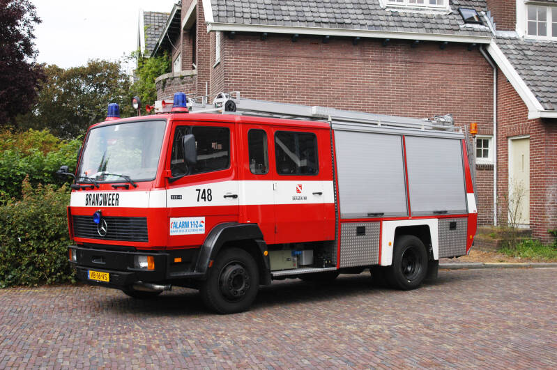 Kenteken: VB-16-VS Roepnummer: 748 Type voertuig: TS9 LD2500 HD280 T1500 Merk &amp; Type: Mercedes Benz 1114F34[Ecol] Opbouw: Doeschot-Rosenbauer Bouwjaar: 1988 In dienst: 1988 Uit dienst: 2007 Geëxporteerd naar: Polen (Bardo) 