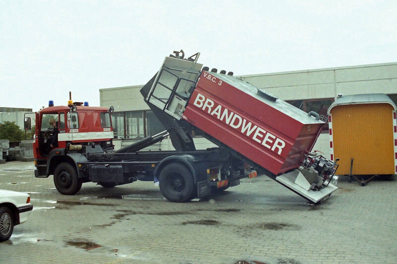 Kenteken: VB-34-DN Roepnummer: 269 > 31-281 > 06-9685 Type voertuig: HA Merk &amp; Type: DAF FF1900DNS400 Opbouw: Leebur Bouwjaar: 1989 In dienst: 1989 Uit dienst: 2010. 