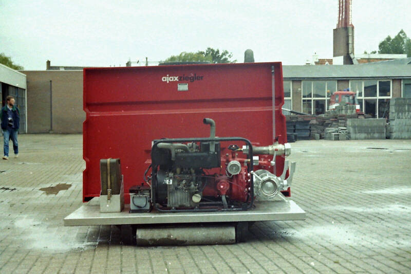 Kenteken: VB-34-DN Roepnummer: 269 > 31-281 > 06-9685 Type voertuig: HA Merk &amp; Type: DAF FF1900DNS400 Opbouw: Leebur Bouwjaar: 1989 In dienst: 1989 Uit dienst: 2010. 