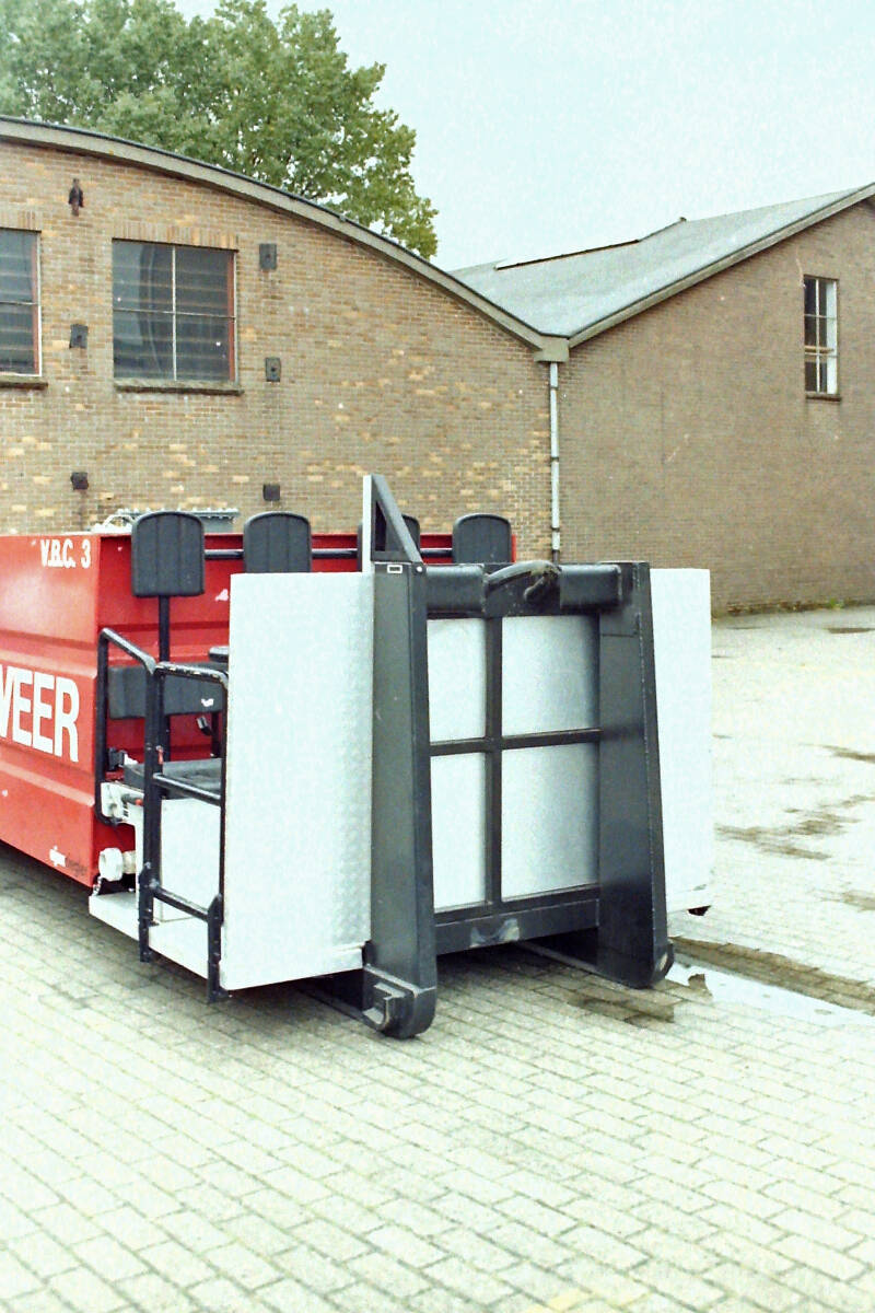 Kenteken: VB-34-DN Roepnummer: 269 > 31-281 > 06-9685 Type voertuig: HA Merk &amp; Type: DAF FF1900DNS400 Opbouw: Leebur Bouwjaar: 1989 In dienst: 1989 Uit dienst: 2010. 