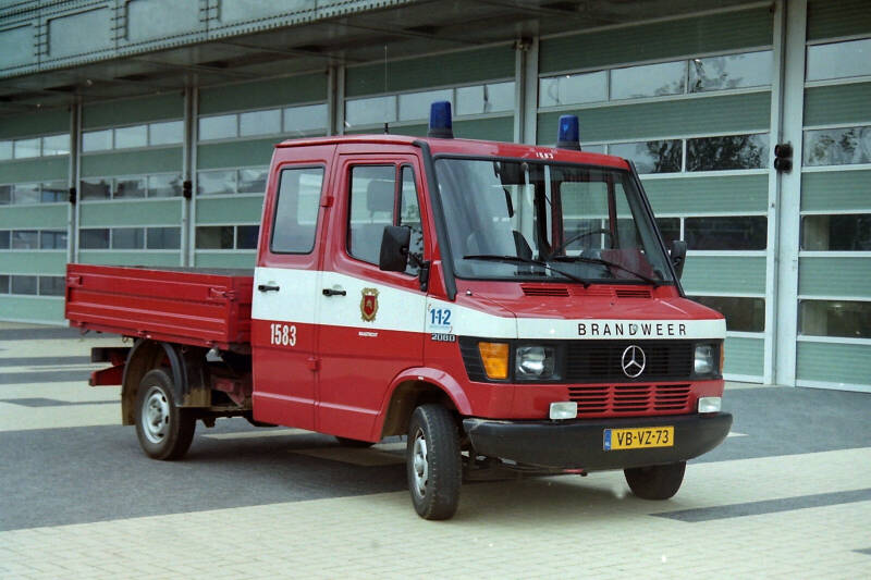 Kenteken: VB-VZ-73 Roepnummer: 1583 Type voertuig: PM5 Merk &amp; Type: Mercedes Benz 208D30-PickUp Opbouw: Bouwjaar: 1994 In dienst: 1994 Uit dienst: 2004