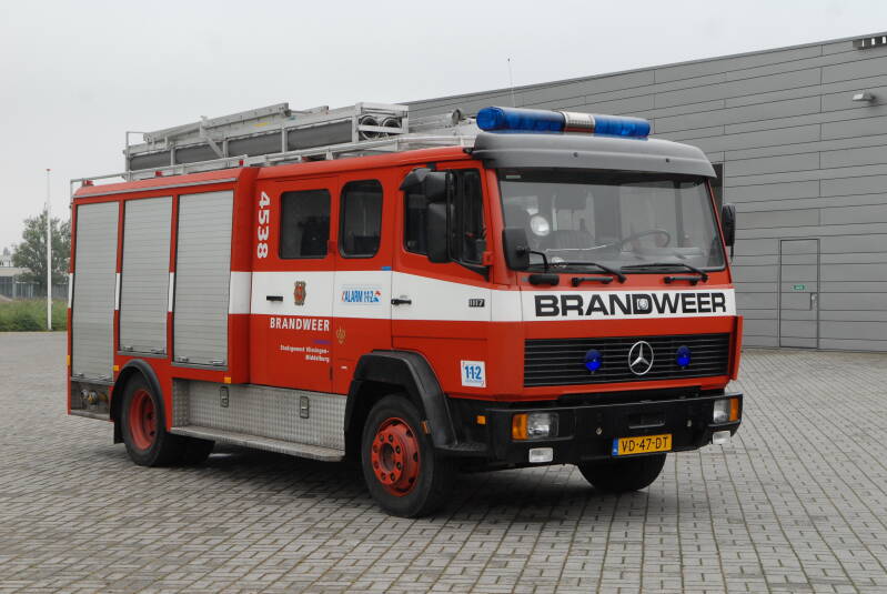 Kenteken: VD-47-DT Roepnummer: 4646 > 19-4538 > 19-4539 Type voertuig: TS10LD 2600 HD260 T1500/200 Merk &amp; Type: Mercedes Benz 1117F37[Ecol] Opbouw: Touw-Godiva Bouwjaar: 1988 In dienst: 1988 Uit dienst: 2016.Opmerkingen: Sinds 2011 tbv opleidingen. 