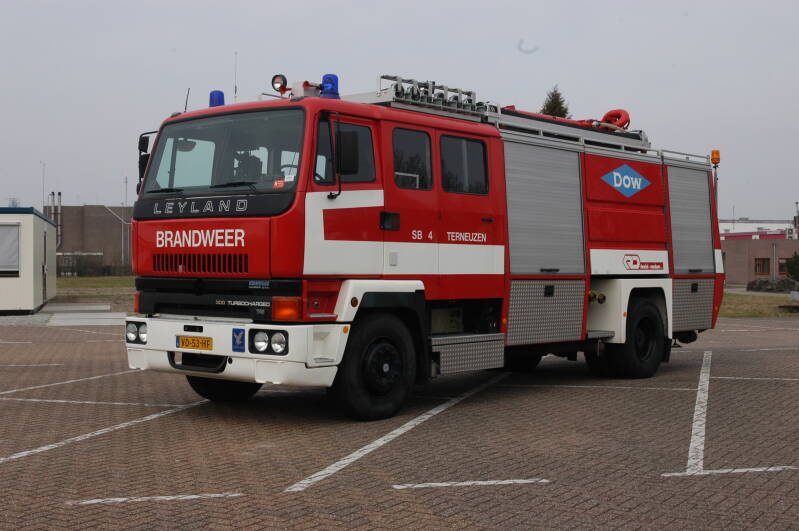 Kenteken: VD-53-HF Roepnummer: SB4 > 5665  Type voertuig: AS6 LD8000 T-/5000 Merk &amp; Type: Leyland 19.30[300T] Opbouw: Doeschot-Rosenbauer Bouwjaar: 1988 In dienst: 1988 Uit dienst: 2013 Standplaats: Terneuzen