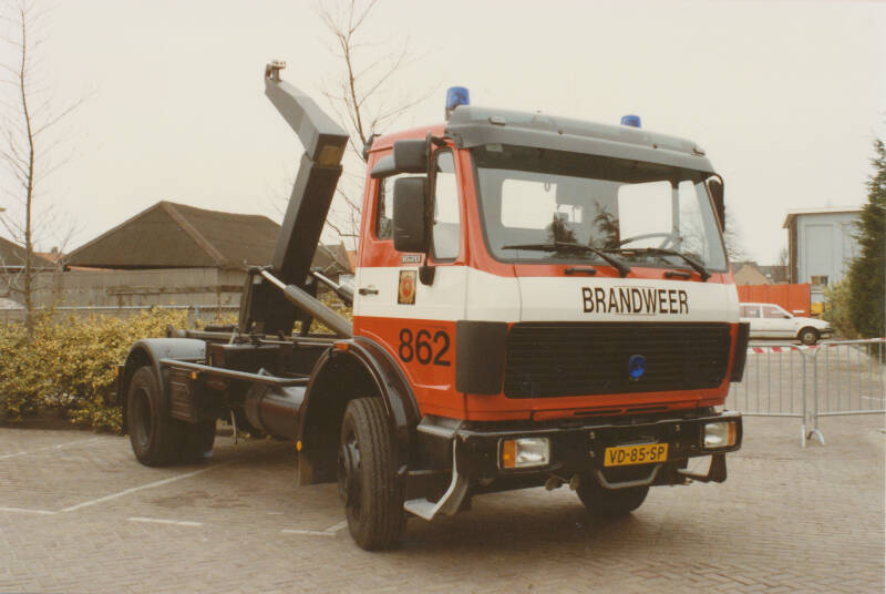 Kenteken: VD-85-SP Roepnummer: 862 > 63 Type voertuig: HA Merk &amp; Type: Mercedes Benz 1620F40 Opbouw: Leebur Bouwjaar: 1989 In dienst: 1989. Opmerkingen: In 1993 naar den Haag