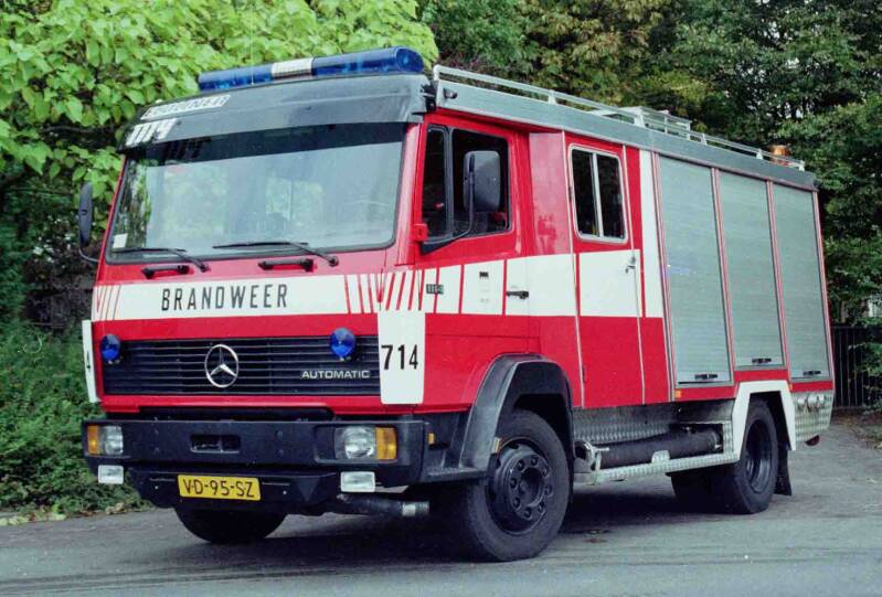 Kenteken: VD-95-SZ Roepnummer: 714 > 713 > 49-714 > 49-732 Type voertuig: TS9 MD/LD3000 T2000 Merk &amp; Type: Mercedes Benz 1114F31[Ecol] Opbouw: Brandweer-Rosenbauer Bouwjaar: 1988 In dienst: 1988 Uit dienst: 2005. Geëxporteerd naar: Argentinië (Santa Teres