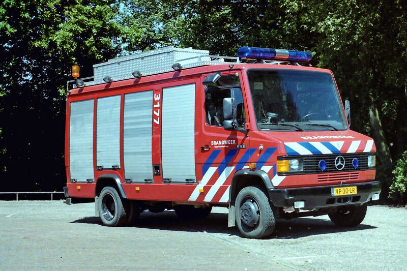 Kenteken: VF-30-LR Roepnummer: 3177 Type voertuig: HV-2 Merk &amp; Type: Mercedes Benz 811FD37[Ecov] Opbouw: Dias Bouwjaar: 1989 In dienst: 1999 Uit dienst: 2002 Standplaats: Raamsdonksveer. 