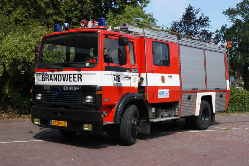 Kenteken: VF-39-LG Roepnummer: 748 Type voertuig: TS10 LD2800 HD250 T1500 Merk &amp; Type: DAF FF1300DNT360 Opbouw: Doeschot-Rosenbauer Bouwjaar: 1989 In dienst: 1989 Uit dienst: 2006. Geëxporteerd naar: Duitsland (bedrijfsbrandweer Miele te Lehrte)