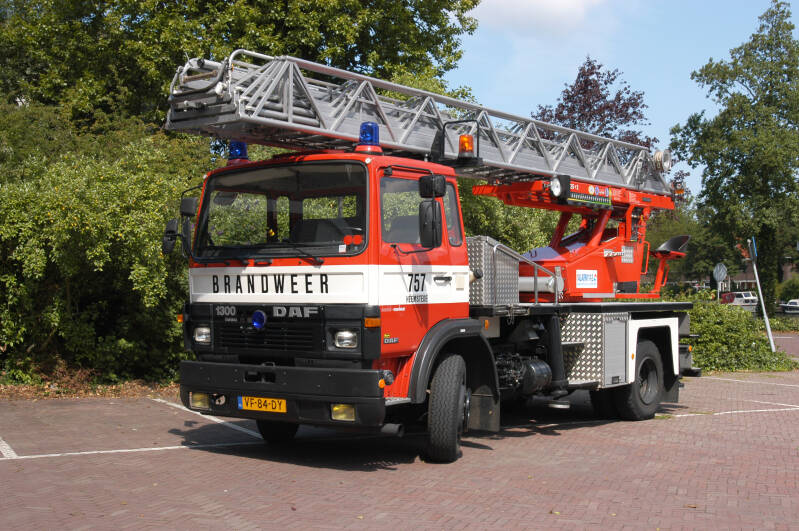 Kenteken: VF-84-DY Roepnummer: 757 Type voertuig: AL-25+2 Merk &amp; Type: DAF FF1300DNT360 Opbouw: Ehrsam-Doeschot Bouwjaar: 1989 In dienst: 1989 Uit dienst: 2007. Geëxporteerd naar: Kosovo (Vushtrris)