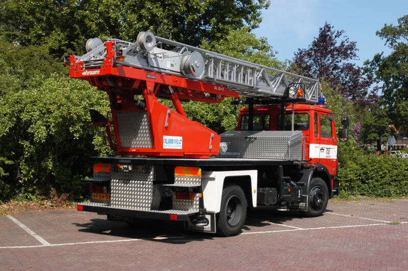 Kenteken: VF-84-DY Roepnummer: 757 Type voertuig: AL-25+2 Merk &amp; Type: DAF FF1300DNT360 Opbouw: Ehrsam-Doeschot Bouwjaar: 1989 In dienst: 1989 Uit dienst: 2007. Geëxporteerd naar: Kosovo (Vushtrris)
