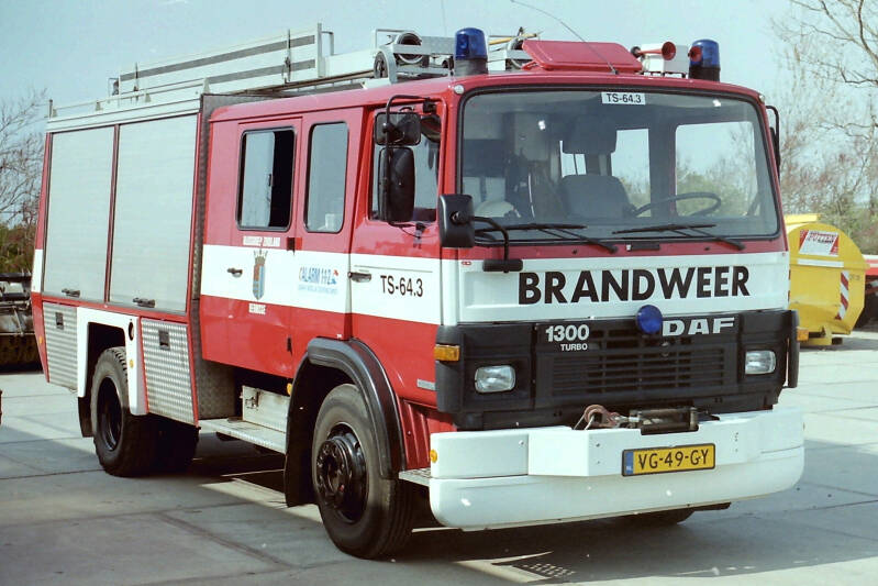 Kenteken: VG-49-GY Roepnummer: TS223 > TS64-3 Type voertuig: TS9 LD3000 HD250 T1500 Merk &amp; Type: DAF FF1300NTS360 Opbouw: Doeschot-Rosenbauer Bouwjaar: 1989 In dienst: 1989 Uit dienst: 2004. Opmerkingen: Verkocht aan bedrijfsbrandweer Mayer Melmhof, Eerbe