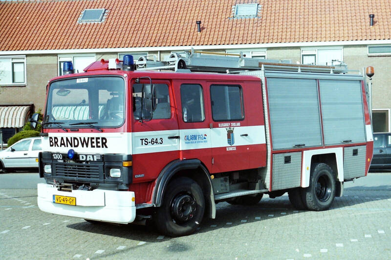 Kenteken: VG-49-GY Roepnummer: TS223 > TS64-3 Type voertuig: TS9 LD3000 HD250 T1500 Merk &amp; Type: DAF FF1300NTS360 Opbouw: Doeschot-Rosenbauer Bouwjaar: 1989 In dienst: 1989 Uit dienst: 2004. Opmerkingen: Verkocht aan bedrijfsbrandweer Mayer Melmhof, Eerbe
