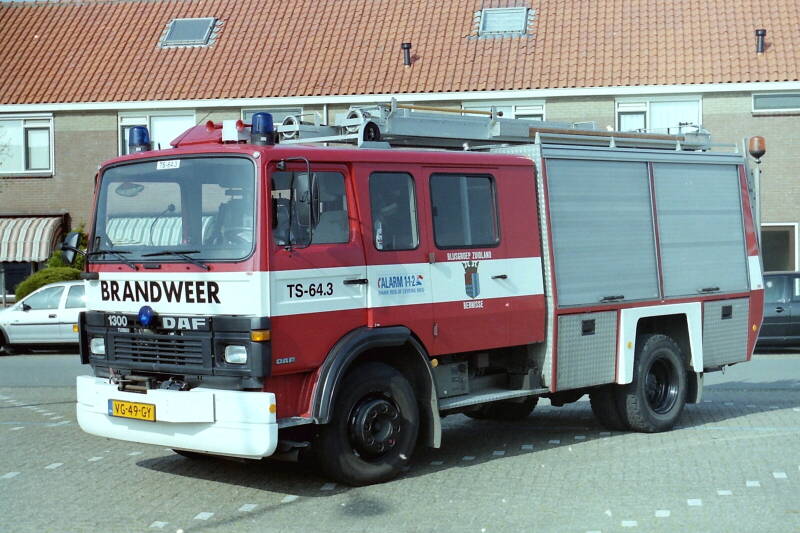 Kenteken: VG-49-GY Roepnummer: TS223 > TS64-3 Type voertuig: TS9 LD3000 HD250 T1500 Merk &amp; Type: DAF FF1300NTS360 Opbouw: Doeschot-Rosenbauer Bouwjaar: 1989 In dienst: 1989 Uit dienst: 2004.Opmerkingen: Verkocht aan bedrijfsbrandweer Mayer Melmhof, Eerbee