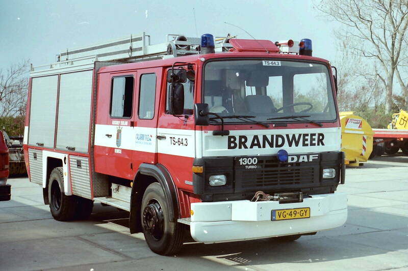 Kenteken: VG-49-GY Roepnummer: TS223 > TS64-3 Type voertuig: TS9 LD3000 HD250 T1500 Merk &amp; Type: DAF FF1300NTS360 Opbouw: Doeschot-Rosenbauer Bouwjaar: 1989 In dienst: 1989 Uit dienst: 2004.Opmerkingen: Verkocht aan bedrijfsbrandweer Mayer Melmhof, Eerbee