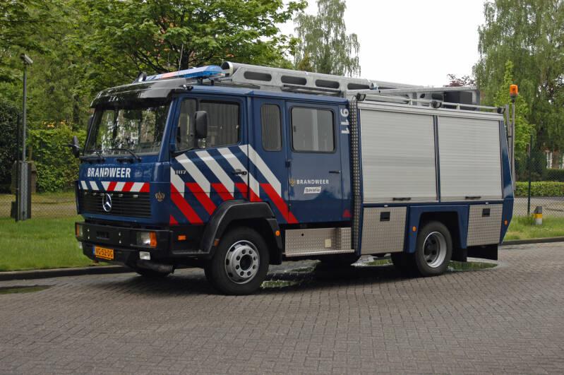 Kenteken: VG-52-DG Roepnummer: 911 > 22-4931 Type voertuig: TS7 LD3000 HD250 T1350 Merk &amp; Type: Mercedes Benz 1117F34[Ecol] Opbouw: Doeschot-Rosenbauer Bouwjaar: 1989 In dienst: 2003 Uit dienst: 2017 Standplaats: Lieshout. Overgenomen van Zwijndrecht