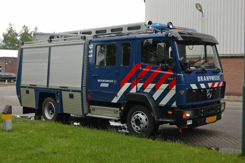 Kenteken: VG-52-DG Roepnummer: 911 > 22-4931 Type voertuig: TS7 LD3000 HD250 T1350 Merk &amp; Type: Mercedes Benz 1117F34[Ecol] Opbouw: Doeschot-Rosenbauer Bouwjaar: 1989 In dienst: 2003 Uit dienst: 2017 Standplaats: Lieshout. Overgenomen van Zwijndrecht