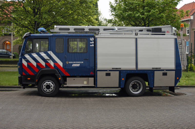 Kenteken: VG-52-DG Roepnummer: 911 > 22-4931 Type voertuig: TS7 LD3000 HD250 T1350 Merk &amp; Type: Mercedes Benz 1117F34[Ecol] Opbouw: Doeschot-Rosenbauer Bouwjaar: 1989 In dienst: 2003 Uit dienst: 2017 Standplaats: Lieshout. Overgenomen van Zwijndrecht