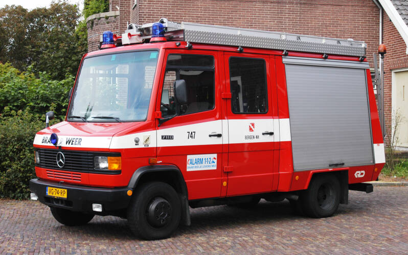 Kenteken: VG-74-RP Roepnummer: 747 Type voertuig: TS7 LD2400 HD250 T1000 Merk &amp; Type: Mercedes Benz 711FD31[Ecov] Opbouw: Doeschot-Rosenbauer Bouwjaar: 1990 In dienst: 1990