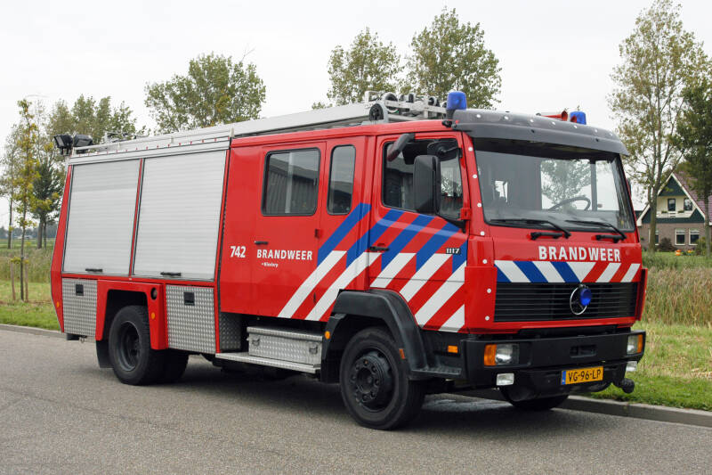 Kenteken: VG-96-LP Roepnummer: 744 > 742 Type voertuig: TS10 LD3000 HD250 T1500 Merk &amp; Type: Mercedes Benz 1117F37[Ecol] Opbouw: Doeschot-Rosenbauer Bouwjaar: 1989 In dienst: 1989 Uit dienst: 2003
