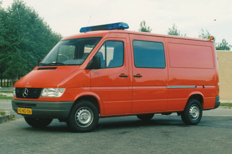 Kenteken: VG-NG-06 Roepnummer: 96-672 > 25-632 Type voertuig: GS-ME Merk &amp; Type: Mercedes Benz 312D35[Sprinter] Opbouw: C&amp;C-Products Bouwjaar: 1995 In dienst: 1995 Uit dienst: 2011 Standplaats: Almere-Stad Opmerkingen: Regionaal voertuig, tbv ROGS / WVD