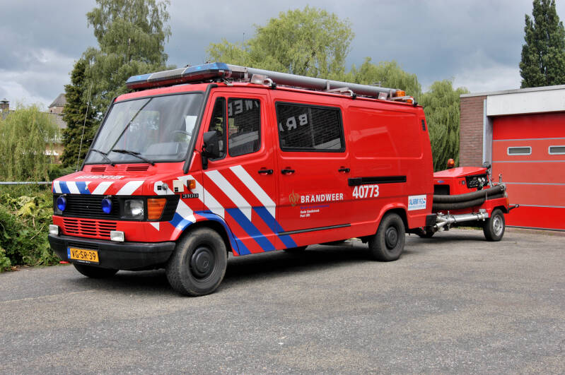 Kenteken: VG-SR-39 Roepnummer: 40-773 > 06-8881 Type voertuig: PM7 [VC / WO] Merk &amp; Type: Mercedes Benz 310FD33 Opbouw: Rosenbauer Bouwjaar: 1996 In dienst: 1996 Uit dienst: 2009.Opmerkingen: Voertuig mee verhuisd naar Gendringen. 