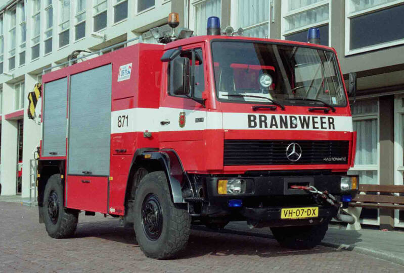 Kenteken: VH-07-DX Roepnummer: 871 > 685 Type voertuig: HV-2+ Merk &amp; Type: Mercedes Benz 1120AFE36[Ecol] Opbouw: Ajax-Ziegler Bouwjaar: 1990 In dienst: 1990 Uit dienst: 2005 Geëxporteerd naar: Portugal (Mora)