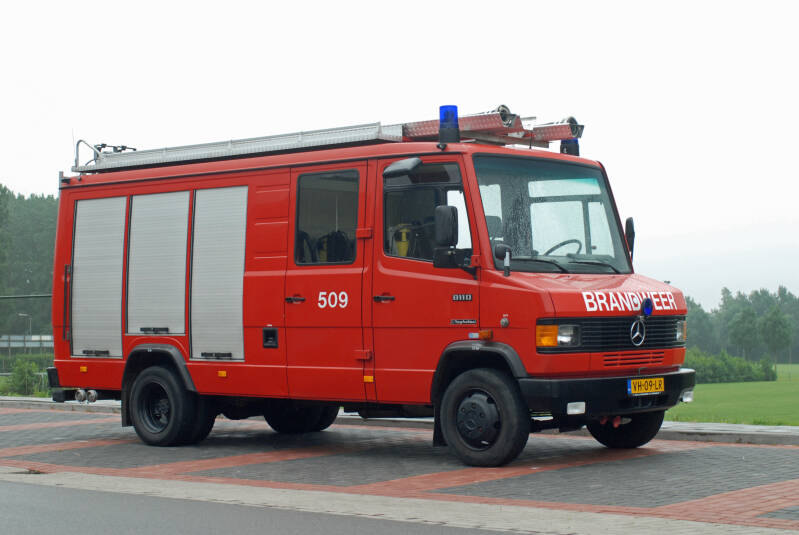 Kenteken: VH-09-LR Roepnummer: 18-509 > 18-6939 Type voertuig: TS7 LD2800 HD250 T1000 Merk &amp; Type: Mercedes Benz 811FD37[Ecov] Opbouw: Spijkstaal Bouwjaar: 1990 In dienst: 1990 Uit dienst: 2021 Standplaats: Papendrecht