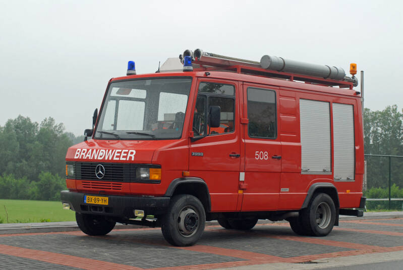 Kenteken: BX-89-YH Roepnummer: 508 > 18-6938 Type voertuig: TS7 LD2400 HD200 T800 Merk &amp; Type: Mercedes Benz 709FD35[Ecov] Opbouw: Saval-Kronenburg Bouwjaar: 1987 In dienst: 2000 Uit dienst: Standplaats: Papendrecht