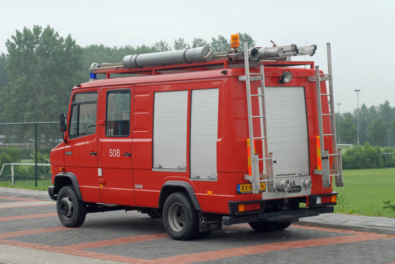 Kenteken: BX-89-YH Roepnummer: 508 > 18-6938 Type voertuig: TS7 LD2400 HD200 T800 Merk &amp; Type: Mercedes Benz 709FD35[Ecov] Opbouw: Saval-Kronenburg Bouwjaar: 1987 In dienst: 2000 Uit dienst: Standplaats: Papendrecht