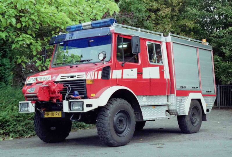 Kenteken: VH-18-PX Roepnummer: 49-718 Type voertuig: TS6 / HV-2 LD1300 HD180 T750 Merk &amp; Type: Mercedes Unimog 1350L32 Opbouw: Brandweer-Rosenbauer Bouwjaar: 1988 In dienst: 1990 Uit dienst: 2006. Opmerkingen: Ombouw uit HV-2 (49-871) Pomp afkomstig van 4