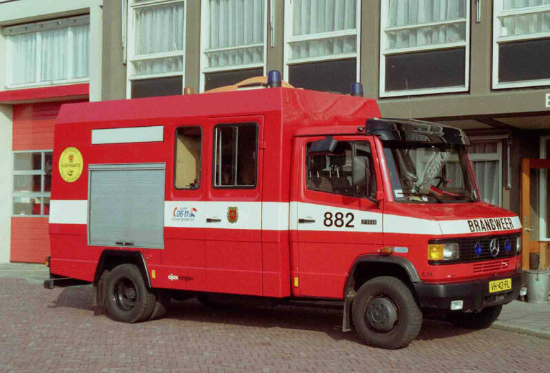 Kenteken: VH-43-FL Roepnummer: 882 > 653 Type voertuig: WO Merk &amp; Type: Mercedes Benz 711FD37[Ecov] Opbouw: Ajax-Ziegler Bouwjaar: 1990 In dienst: 1990 Uit dienst: 2002  Opmerkingen: Opbouw na revisie op nieuw chassis geplaatst.