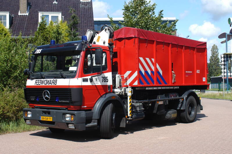 Kenteken: VH-54-YY Roepnummer: 785 Type voertuig: HA Merk &amp; Type: Mercedes Benz 1926F48 Opbouw: Leebur-Pesci Bouwjaar: 1990 In dienst: 1990 Uit dienst: 2010
