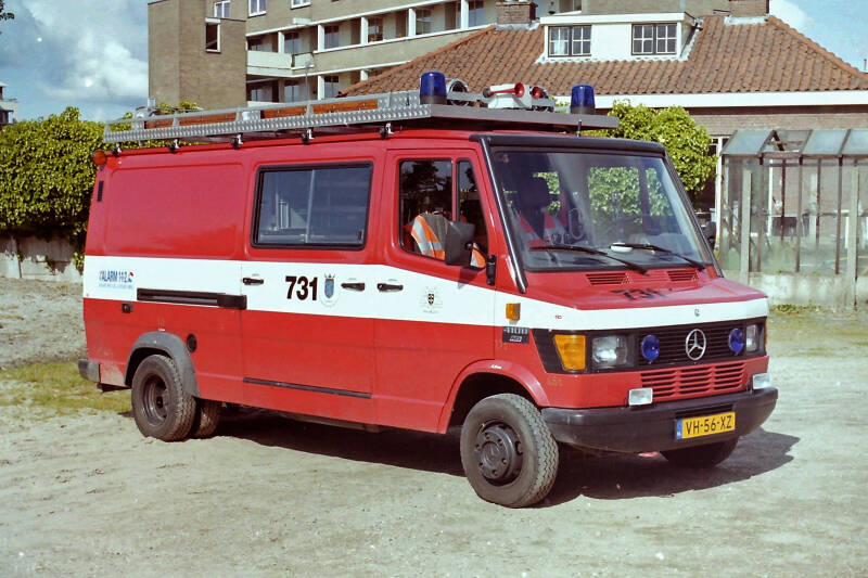  Kenteken: VH-56-XZ Roepnummer: 731Type voertuig: TS5 LD1800 T400 [MSD-LD1700] Merk &amp; Type: Mercedes Benz 410FD33[Ecov] Opbouw: Doeschot-Rosenbauer [Rosenbauer"Fox"] Bouwjaar: 1990 In dienst: 1990 Uit dienst: 2004 