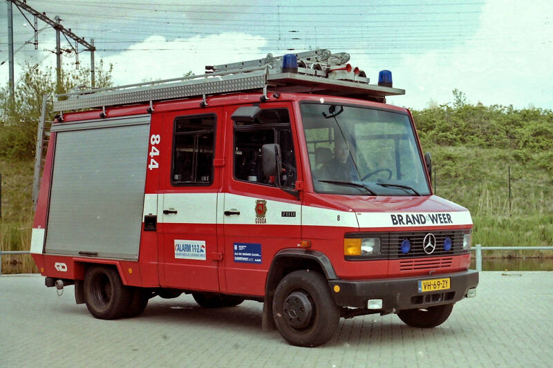 Kenteken: VH-69-ZY Roepnummer: 844 Type voertuig: TS6 LD2400 HD240 T800 Merk &amp; Type: Mercedes Benz 711[Ecov] Opbouw: Doeschot-Rosenbauer Bouwjaar: 1990 In dienst: 1990 Uit dienst: 2005