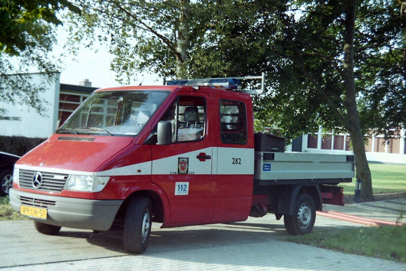 Kenteken: VH-LH-51 Roepnummer: 41.282 > 07-2761 Type voertuig: PM6 Merk &amp; Type: Mercedes Benz 212FD33-PickUp[Sprinter] Opbouw: Bouwjaar: 1996 In dienst: 1996 Uit dienst: 2017