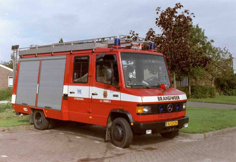 Kenteken: VJ-23-ZN Roepnummer: 744 > 775 Type voertuig: TS6 LD2400 HD250 T1000 Merk &amp; Type: Mercedes Benz 811FD37[Ecov] Opbouw: Doeschot-Rosenbauer Bouwjaar: 1989 In dienst: 1989 Uit dienst: 2006. Opmerkingen: Verkocht aan bedrijfsbrandweer Sabic - Bergen