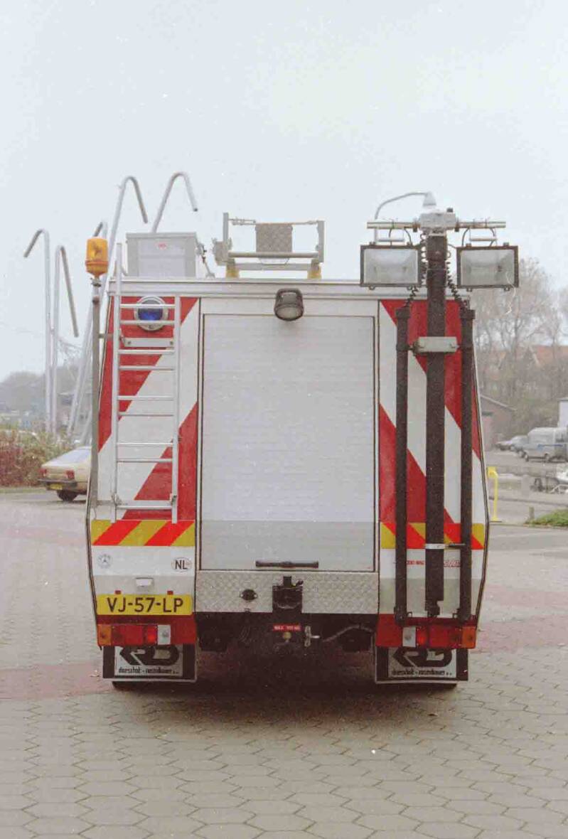 Kenteken: VJ-57-LP Roepnummer: 680 Type voertuig: HV-2 / PM6 Merk &amp; Type: Mercedes Benz 1114F34[Ecol] Opbouw: Doeschot Bouwjaar: 1990 In dienst: 1990 Uit dienst: 2003.Opmerkingen: Verkocht aan brandweer Nederlek, korps Krimpen ad Lek.