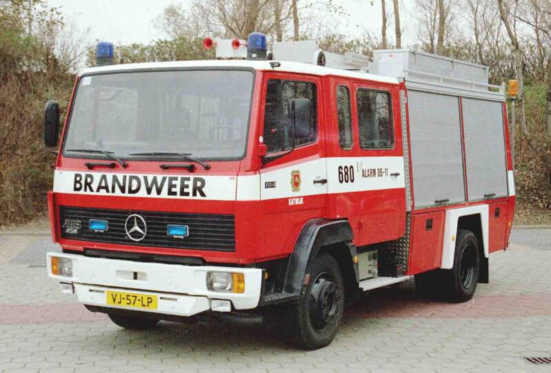 Kenteken: VJ-57-LP Roepnummer: 680 Type voertuig: HV-2 / PM6 Merk &amp; Type: Mercedes Benz 1114F34[Ecol] Opbouw: Doeschot Bouwjaar: 1990 In dienst: 1990 Uit dienst: 2003.Opmerkingen: Verkocht aan brandweer Nederlek, korps Krimpen ad Lek.